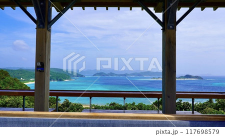慶良間諸島座間味島の神の浜展望台のテラス 117698579