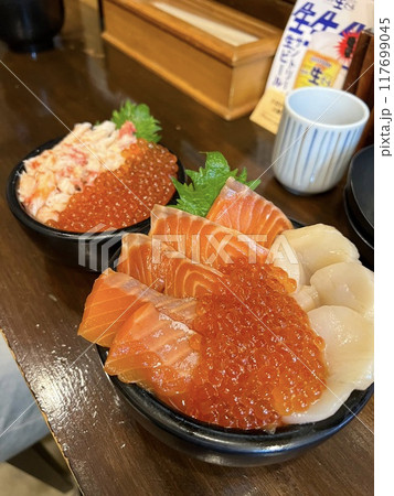 札幌の二条市場で美味しい海鮮丼 117699045