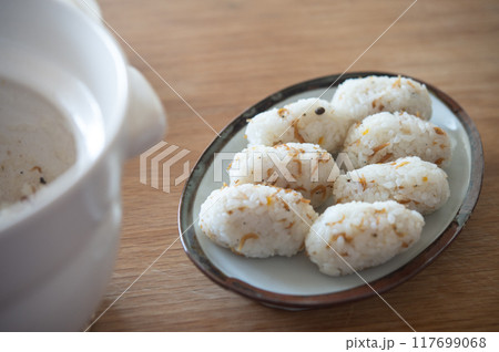 土鍋ごはん 〜ちりめん山椒の俵むすび〜 土鍋ごはん 〜ちりめん山椒の俵むすび〜 117699068