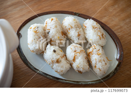 土鍋ごはん 〜ちりめん山椒の俵むすび〜 土鍋ごはん 〜ちりめん山椒の俵むすび〜 117699073