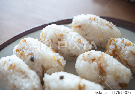 ちりめん山椒の俵むすび 117699075