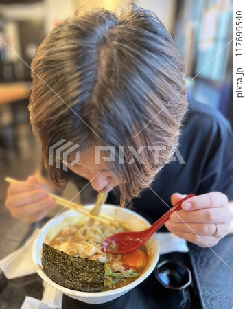 食べる人 食べる人 117699540