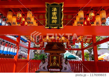 提灯に囲まれた稲荷神社 117699603