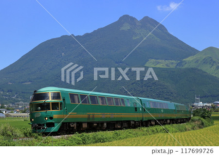由布岳をバックに久大本線を走る特急ゆふいんの森 117699726