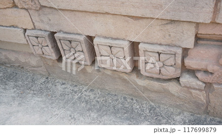 レリーフが刻まれた寺院【インド・サールナート】 レリーフが刻まれた寺院【インド・サールナート】 117699879