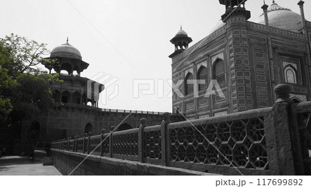 タージマハルにあるモスク【インド】 117699892