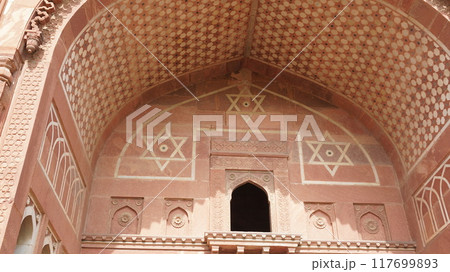 ジャハーンギール宮殿の入口【インド・アーグラ城】 117699893