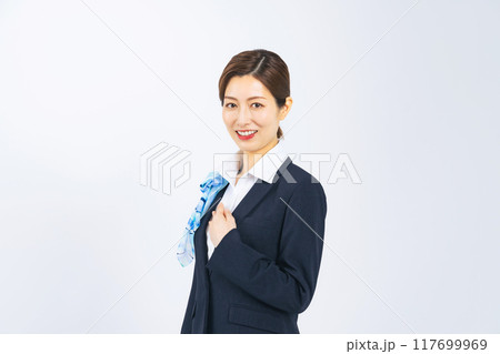 胸に手を当てて微笑むスーツの女性 117699969