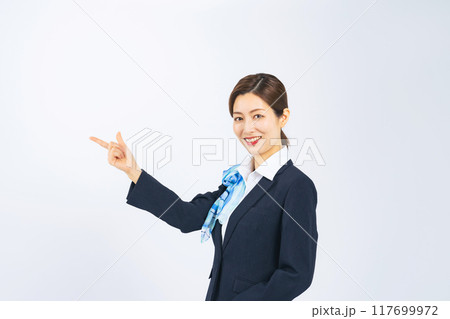 案内する接客業の女性の全身写真 117699972