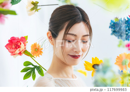 花に囲まれるミドル女性のポートレート 花に囲まれるミドル女性のポートレート 117699983