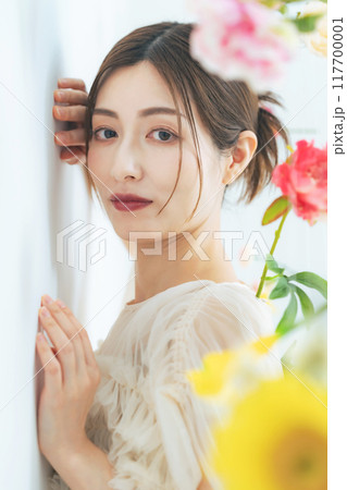 花に囲まれるミドル女性のポートレート 花に囲まれるミドル女性のポートレート 117700001