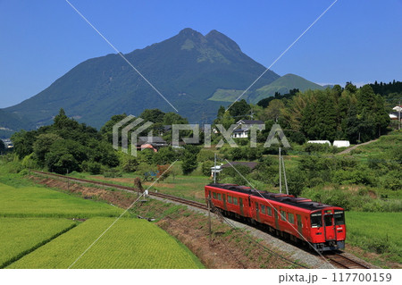 由布岳をバックに久大本線を走るキハ200普通列車 117700159