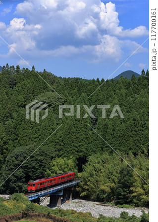 久大本線を走るキハ200普通列車 117700161