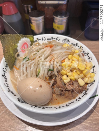 醤油ラーメンとトッピングされたラーメン 117700271