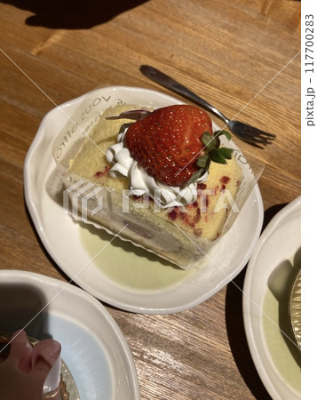 苺とケーキのデコレーションケーキで作るデコレーション 117700283