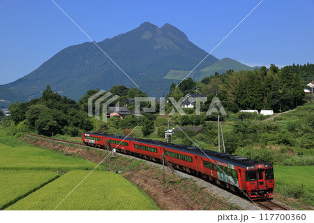 由布岳をバックに久大本線を走る特急ゆふ 由布岳をバックに久大本線を走る特急ゆふ 117700360
