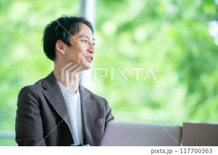 スーツを着た男性ビジネスマン 117700363
