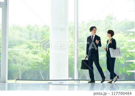 男性社員と女性社員　ビジネスイメージ 117700484