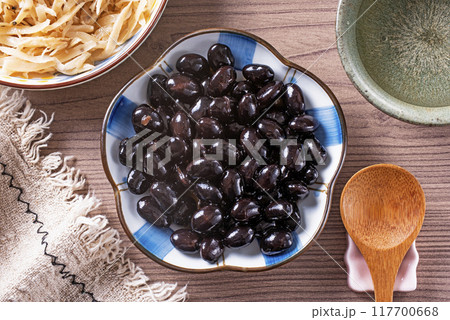 Sweet simmered black beans   117700668