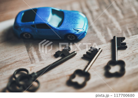青い車と複数の鍵 117700680