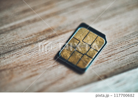 SIMカードと木製背景 SIMカードと木製背景 117700682