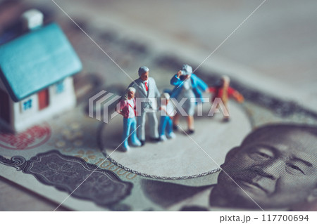 ミニチュアの家族と日本の紙幣 117700694