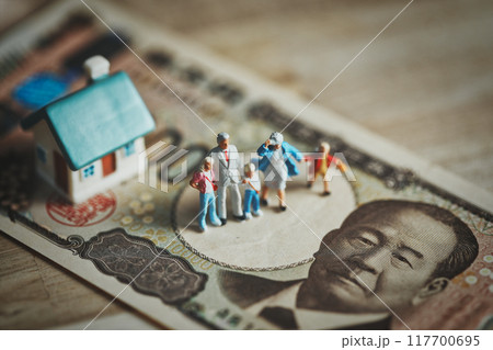 ミニチュアの家族と日本の紙幣 ミニチュアの家族と日本の紙幣 117700695