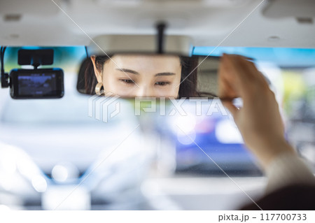 ルームミラーに映る女性 117700733
