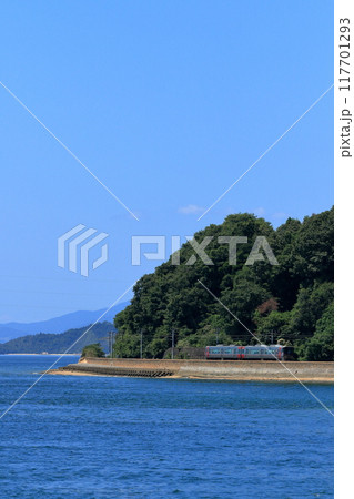 瀬戸内海沿いを走る呉線227系普通列車 117701293