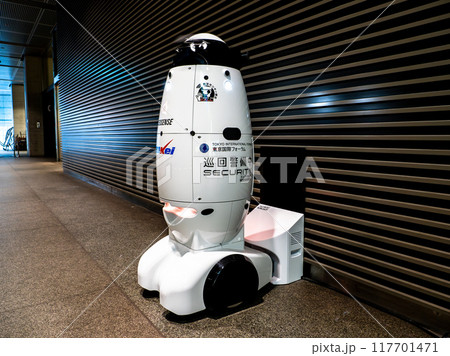 バッテリーを充電中の自律移動型警備ロボット 117701471
