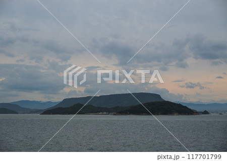フェリーより眺める屋島の夕日 フェリーより眺める屋島の夕日 117701799