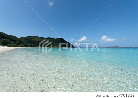 ヒジュイシビーチ 渡嘉敷島 慶良間 沖縄 砂浜 ヒジュイシビーチ 渡嘉敷島 慶良間 沖縄 砂浜 117701818