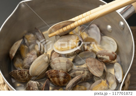 あさりご飯　あさりを酒蒸する 117701872