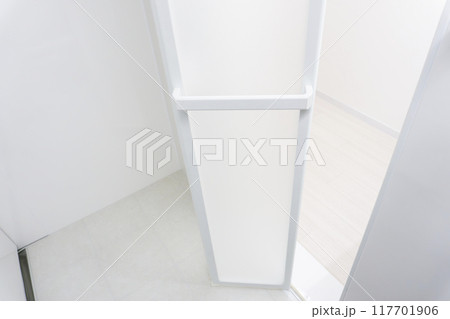 浴室のドア 117701906