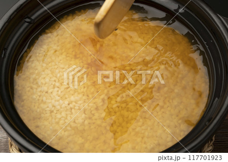 あさりご飯 土鍋で炊くあさりご飯 土鍋に米あさり調味料を入れる あさりご飯 土鍋で炊くあさりご飯 土鍋に米あさり調味料を入れる 117701923