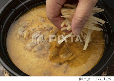 あさりご飯　土鍋で炊くあさりご飯　土鍋に米あさり調味料を入れる 117701929