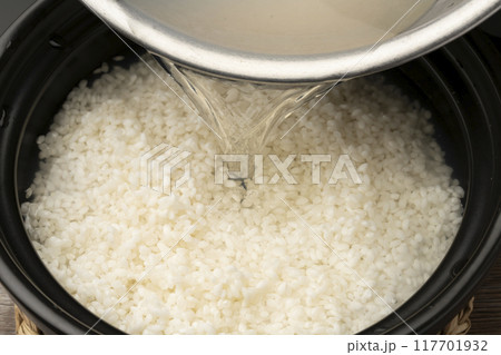 あさりご飯 土鍋で炊くあさりご飯 土鍋に米あさり調味料を入れる あさりご飯 土鍋で炊くあさりご飯 土鍋に米あさり調味料を入れる 117701932