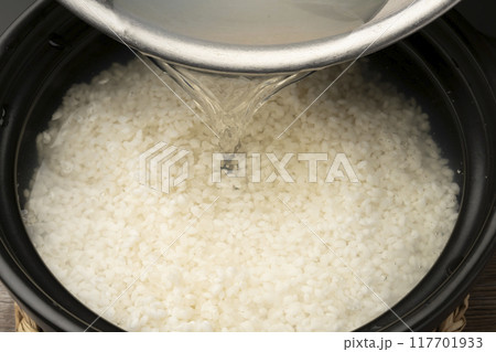 あさりご飯 土鍋で炊くあさりご飯 土鍋に米あさり調味料を入れる あさりご飯 土鍋で炊くあさりご飯 土鍋に米あさり調味料を入れる 117701933