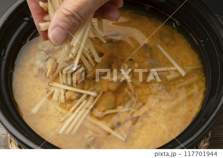 あさりご飯 土鍋で炊くあさりご飯 土鍋に米あさり調味料を入れる あさりご飯 土鍋で炊くあさりご飯 土鍋に米あさり調味料を入れる 117701944