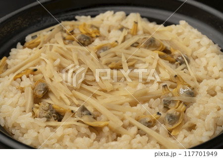 あさりの炊き込みご飯 炊きたて 117701949