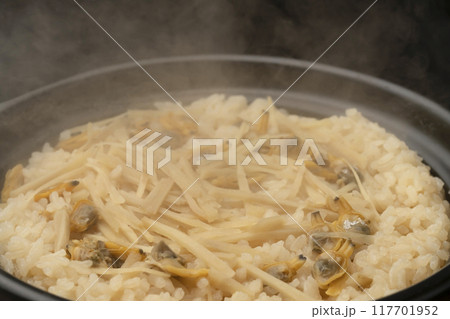 あさりの炊き込みご飯 炊きたて 117701952