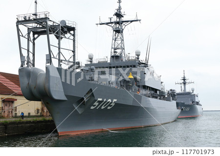 小樽港停泊の海洋観測艦「にちなん」と「しょうなん」 小樽港停泊の海洋観測艦「にちなん」と「しょうなん」 117701973