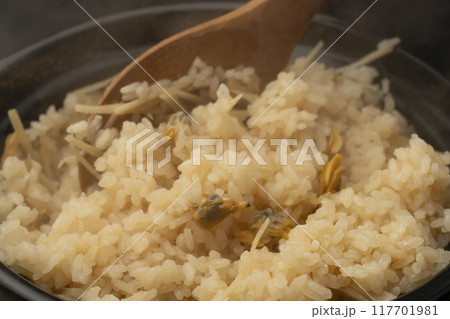 あさりの炊き込みご飯 しゃもじで盛り付ける あさりの炊き込みご飯 しゃもじで盛り付ける 117701981
