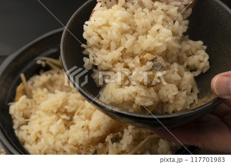 あさりの炊き込みご飯 しゃもじで盛り付ける あさりの炊き込みご飯 しゃもじで盛り付ける 117701983