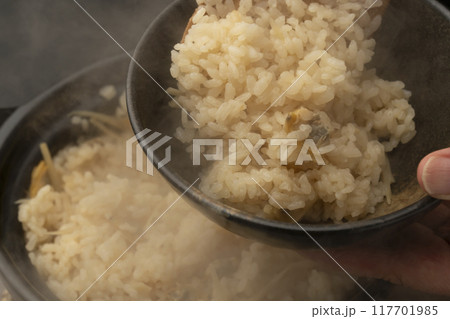 あさりの炊き込みご飯 しゃもじで盛り付ける 117701985