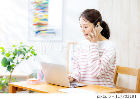 パソコンを使う女性 主婦 パソコンを使う女性 主婦 117702191