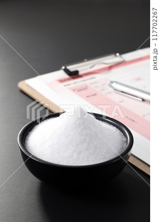 皿に盛られた塩 高血圧イメージ 117702267