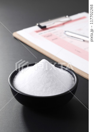 皿に盛られた塩 高血圧イメージ 117702268