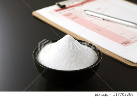 皿に盛られた塩 高血圧イメージ 117702269
