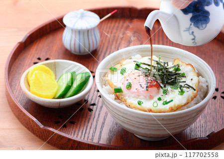 シンプルな目玉焼き丼 （ 目玉焼きをのせたご飯 ）これでいいんです。 117702558